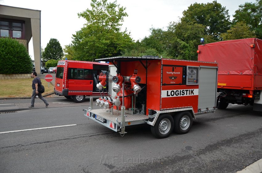 Unwetter Koeln LKW blieb im Wasser stecken P289.JPG